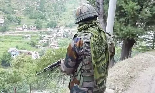 കുപ്‌വാരയിൽ ഭീകരനെ വധിച്ചു;  മൂന്നു സൈനികർക്ക് പരിക്ക്