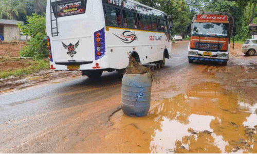 ക​ർ​ക്കി​ടാം​കു​ന്ന് ഷാ​പ്പും​പ​ടി​യി​ൽ സം​സ്ഥാ​ന​പാ​ത ച​ളി​ക്കു​ളം