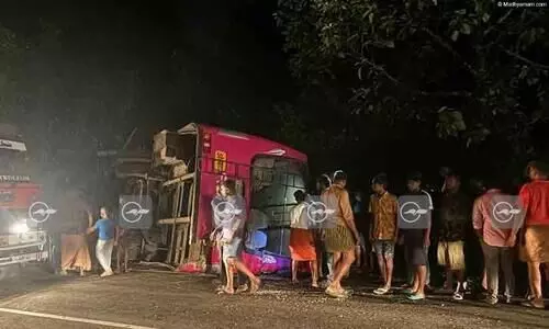 അമിതവേഗത: സ്വകാര്യബസ് കീഴായി​ മറിഞ്ഞ്​ 50 യാത്രക്കാർക്ക് പരിക്ക്​; മൂന്നുപേരുടെ നില ഗുരുതരം