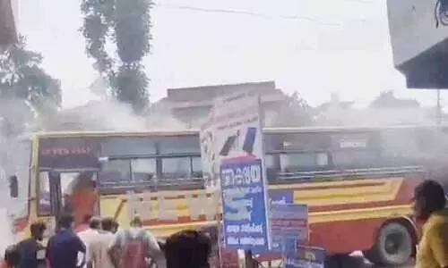 ഓടിക്കൊണ്ടിരുന്ന കെ.എസ്.ആർ.ടി.സി സ്വിഫ്റ്റ് ബസ്സിന് തീപിടിച്ചു