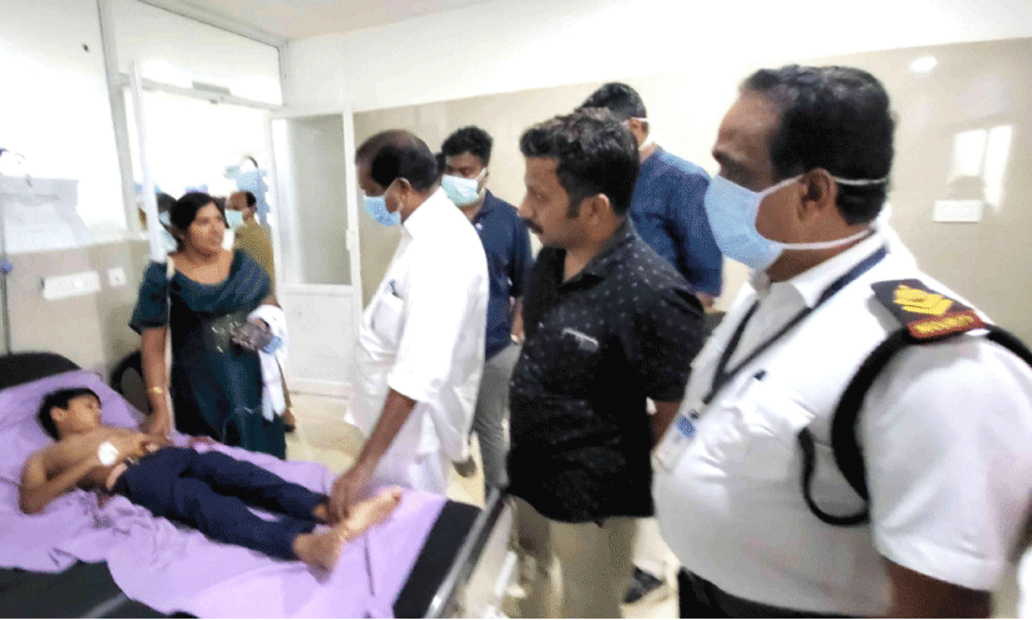 ഭ​ക്ഷ്യ​വി​ഷ​ബാ​ധ​യെ​ന്ന് സം​ശ​യം; 20 കു​ട്ടി​ക​ൾ ആ​ശു​പ​ത്രി​യി​ൽ