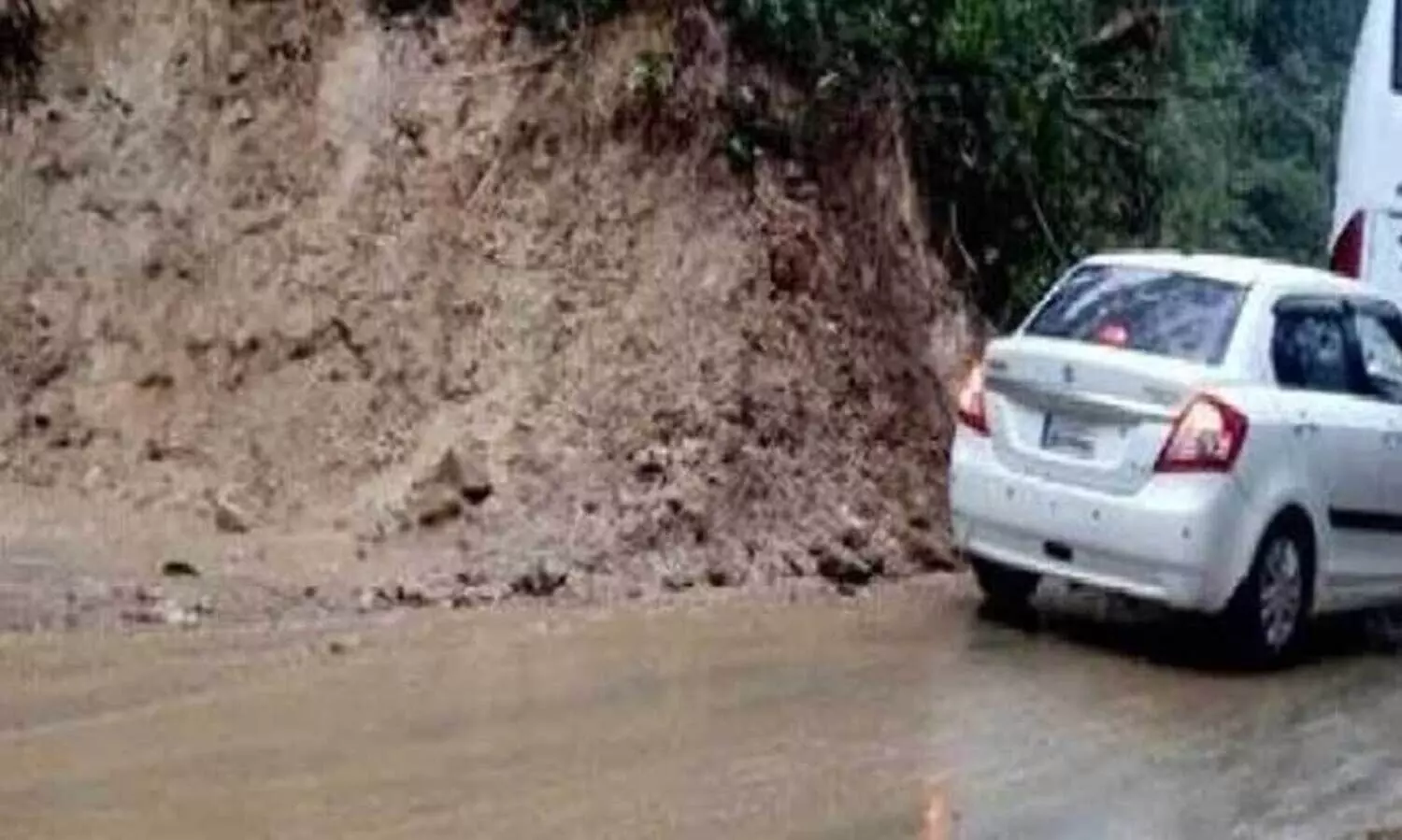 ശി​രാ​ദി ചു​രം പാ​ത​യി​ൽ മ​ണ്ണി​ടി​ച്ചി​ൽ