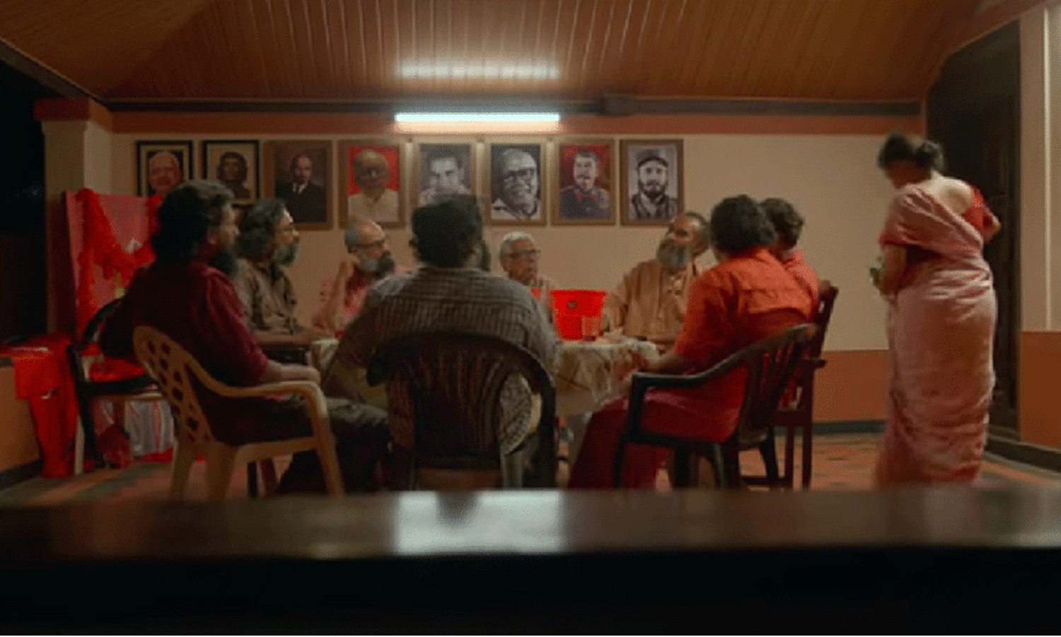 ചാണകം എന്ന വിളിയേക്കാൾ നല്ലതല്ലേ അന്തം കമ്മി, അഭിമാനിക്കെടോ; രാഷ്രീയ ചിരിയുടെ പുത്തൻ രസക്കൂട്ടുമായി പൊറാട്ട് നാടകം -ടീസർ