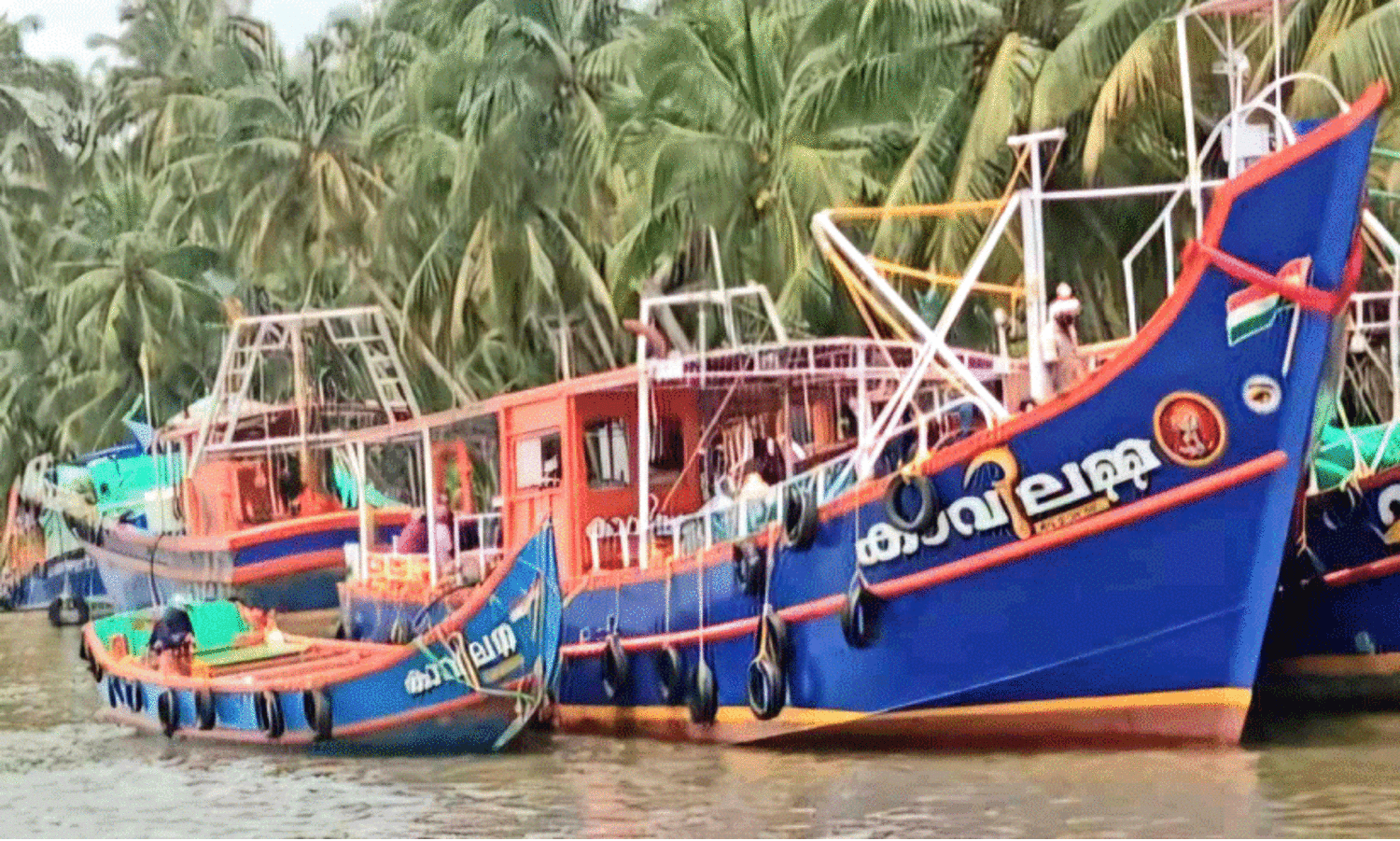 എ​ൻ​ജി​ന്‍ നി​ല​ച്ച് വ​ള്ളം ക​ട​ലി​ല്‍ കു​ടു​ങ്ങി; 40 മ​ത്സ്യ​ത്തൊ​ഴി​ലാ​ളി​ക​ളെ ക​ര​യി​ലെ​ത്തി​ച്ചു