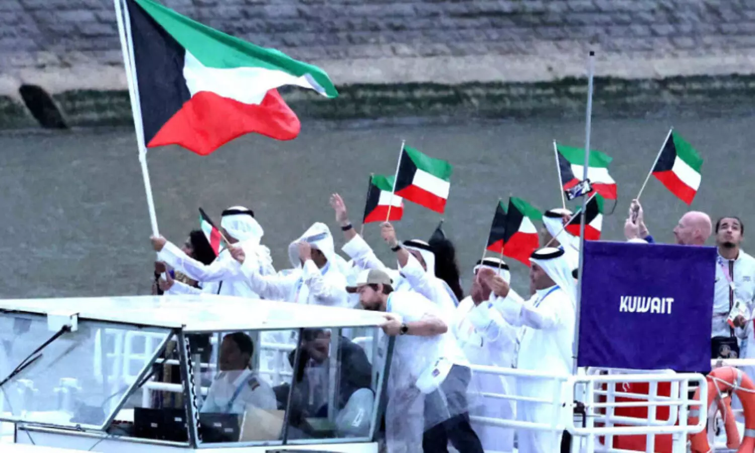 കു​വൈ​ത്ത് താ​ര​ങ്ങ​ൾ ദേ​ശീ​യ പ​താ​ക​യു​മാ​യി