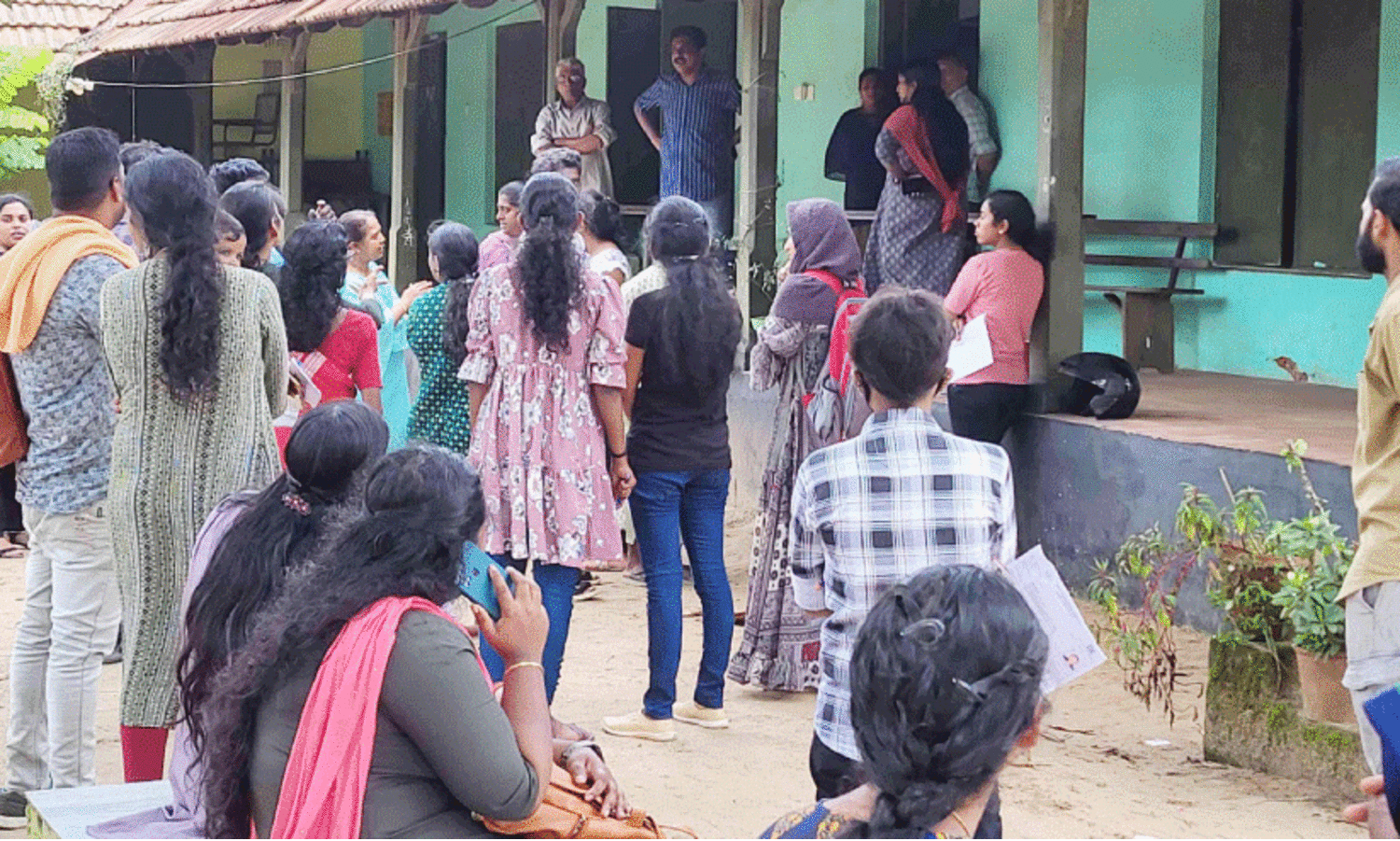 ദേശീയപാതയിലെ യാത്രക്കുരുക്ക്;  പി.എസ്‌.സി പരീക്ഷ എഴുതാനാകാതെ ഉദ്യോഗാർഥികൾ