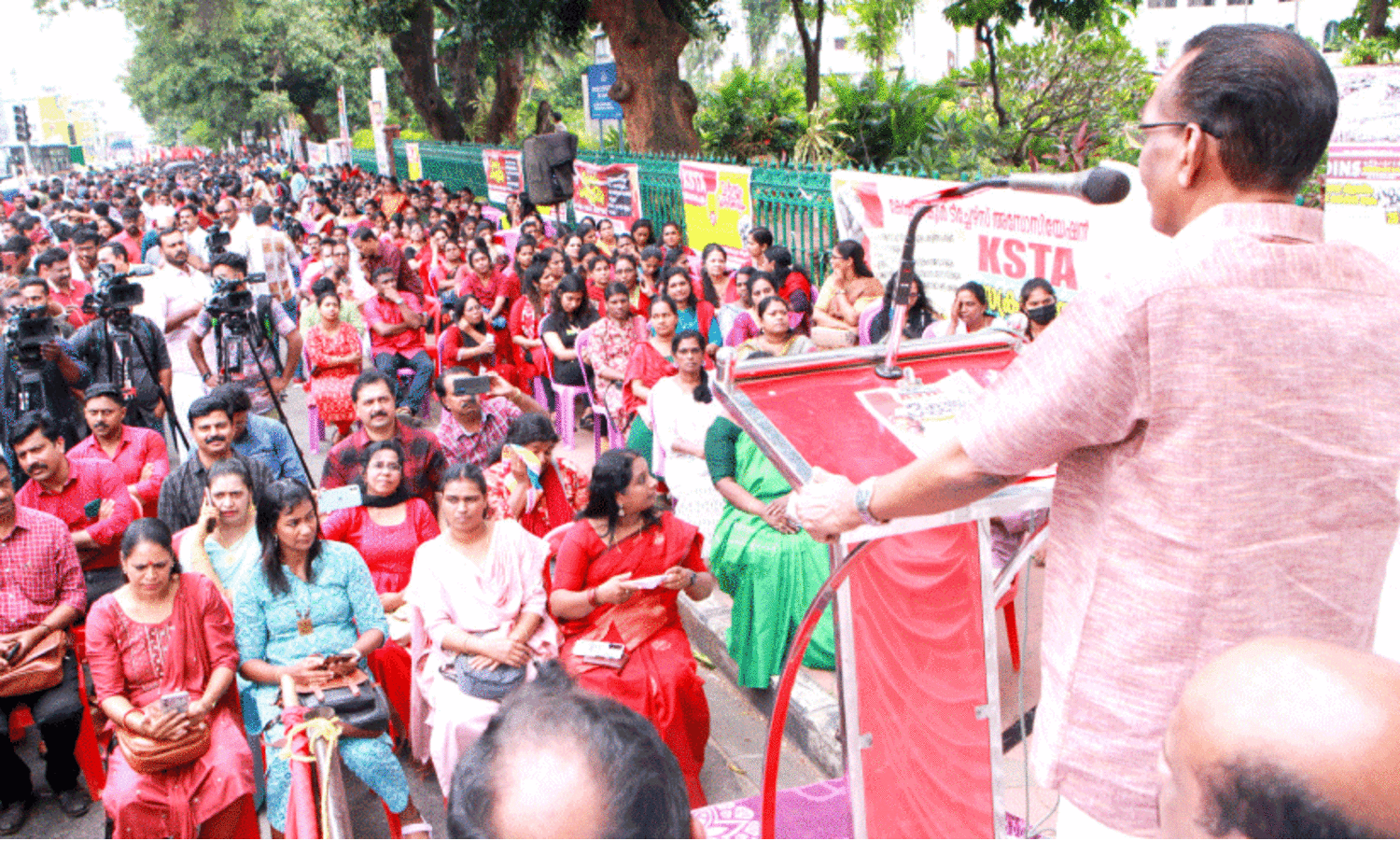 അധ്യാപകസമരങ്ങളിൽ മുങ്ങി നഗരം