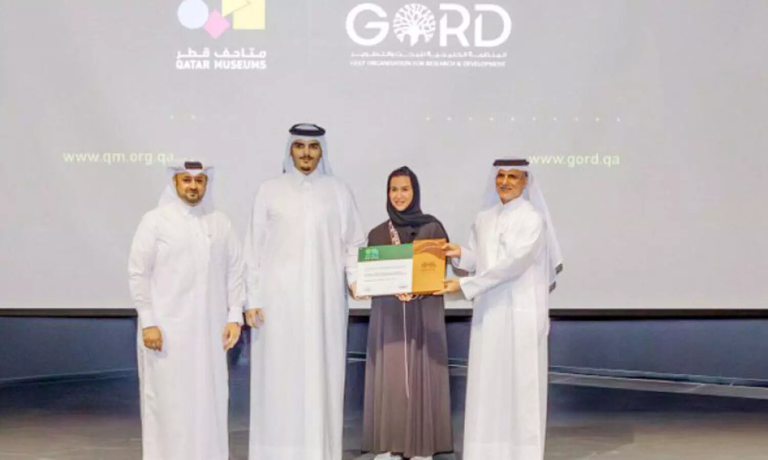 സ​ർ​ട്ടി​ഫി​ക്ക​റ്റ് ഏ​റ്റു​വാ​ങ്ങു​ന്നു