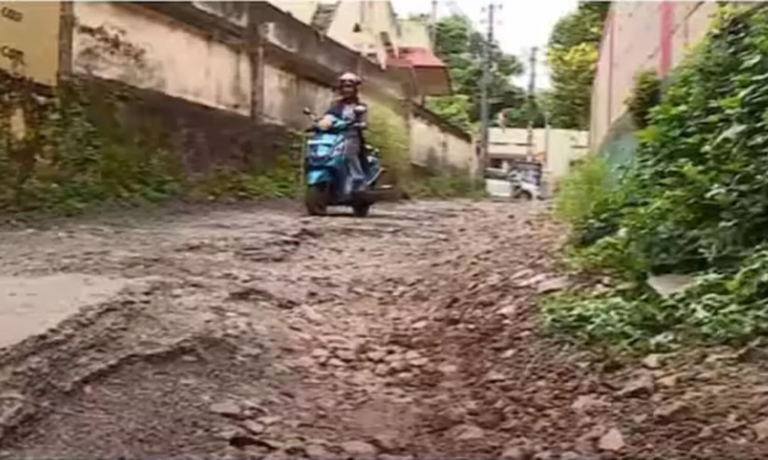 പൈപ്പിടാനായി കുഴിച്ച മണ്ണാംമ്മൂല - ശാസ്തമംഗലം റോഡ് കുളമായി