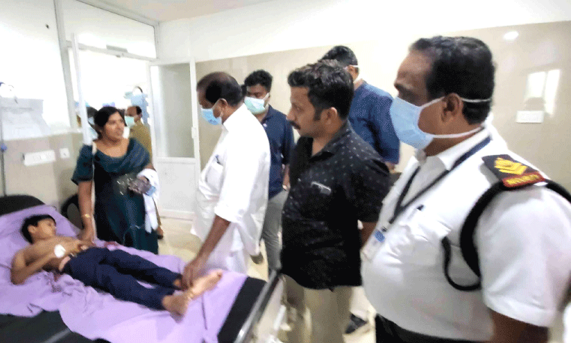 ഭ​ക്ഷ്യ​വി​ഷ​ബാ​ധ​യെ​ന്ന് സം​ശ​യം; 20 കു​ട്ടി​ക​ൾ ആ​ശു​പ​ത്രി​യി​ൽ