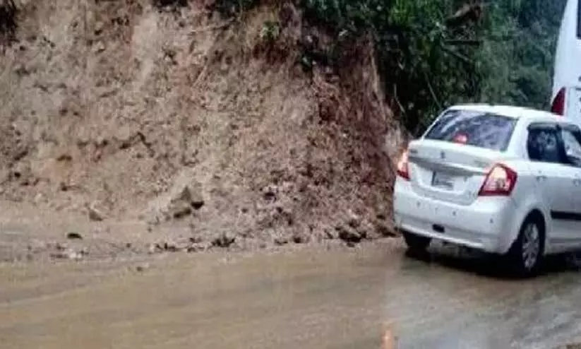 ശി​രാ​ദി ചു​രം പാ​ത​യി​ൽ മ​ണ്ണി​ടി​ച്ചി​ൽ