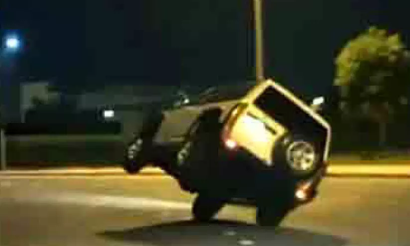 അ​ഭ്യാ​സ പ്ര​ക​ട​നം ന​ട​ത്തി​യ വാ​ഹ​ന​ത്തി​ന്‍റെ ദൃ​ശ്യം