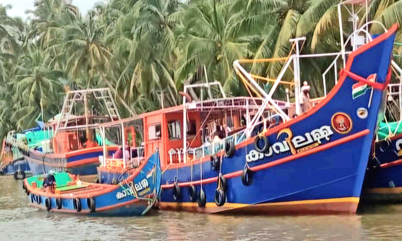 എ​ൻ​ജി​ന്‍ നി​ല​ച്ച് വ​ള്ളം ക​ട​ലി​ല്‍ കു​ടു​ങ്ങി; 40 മ​ത്സ്യ​ത്തൊ​ഴി​ലാ​ളി​ക​ളെ ക​ര​യി​ലെ​ത്തി​ച്ചു