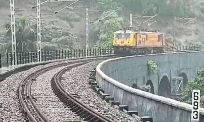 ചെങ്കോട്ട-പുനലൂർ പാതയിൽ വൈദ്യുതി എൻജിനിൽ ട്രെയിൻ ഓടിത്തുടങ്ങി ചെങ്കോട്ട-പുനലൂർ പാതയിൽ വൈദ്യുതി എൻജിനിൽ ട്രെയിൻ ഓടിത്തുടങ്ങി