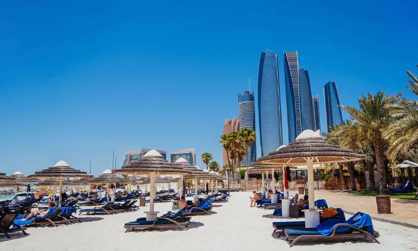 ബീ​ച്ചു​ക​ളി​ൽ വേ​ന​ൽ വി​നോ​ദം