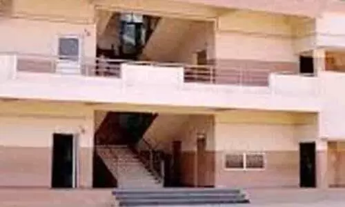 സ്കൂളിലെത്താൻ അഞ്ച് മിനിറ്റ് വൈകി; മൂന്നാംക്ലാസുകാരിയെ അര മണിക്കൂർ വെയിലത്ത് നിർത്തിയെന്ന് പരാതി