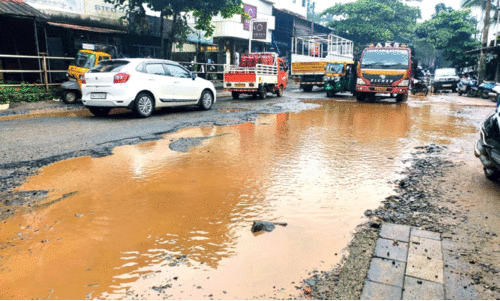 നടുവണ്ണൂർ-പേരാമ്പ്ര സംസ്ഥാന പാത:റോഡില്ല; കുളങ്ങൾ മാത്രം