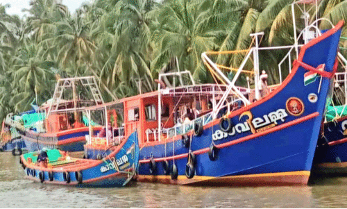 എൻജിന് നിലച്ച് വള്ളം കടലില് കുടുങ്ങി; 40 മത്സ്യത്തൊഴിലാളികളെ കരയിലെത്തിച്ചു എൻജിന് നിലച്ച് വള്ളം കടലില് കുടുങ്ങി; 40 മത്സ്യത്തൊഴിലാളികളെ കരയിലെത്തിച്ചു