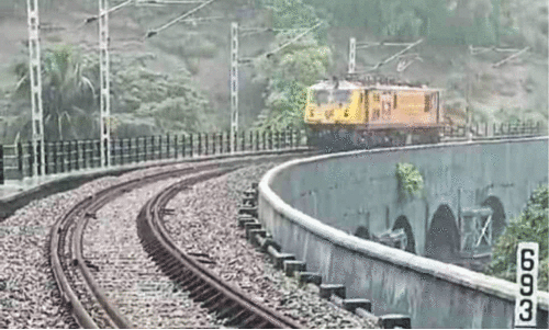 ചെങ്കോട്ട-പുനലൂർ പാതയിൽ വൈദ്യുതി എൻജിനിൽ ട്രെയിൻ ഓടിത്തുടങ്ങി ചെങ്കോട്ട-പുനലൂർ പാതയിൽ വൈദ്യുതി എൻജിനിൽ ട്രെയിൻ ഓടിത്തുടങ്ങി