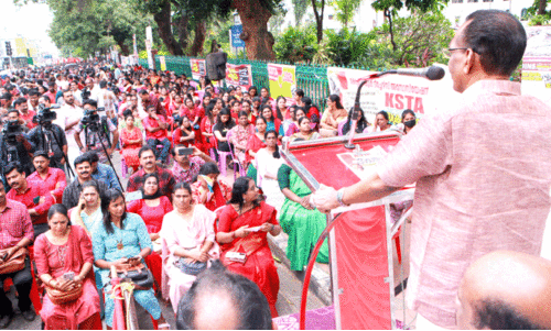 അധ്യാപകസമരങ്ങളിൽ മുങ്ങി നഗരം അധ്യാപകസമരങ്ങളിൽ മുങ്ങി നഗരം