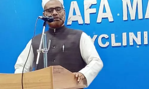 ഡോ. ​ഖാ​സി​മു​ൽ ഖാ​സി​മി സം​സാ​രി​ക്കു​ന്നു
