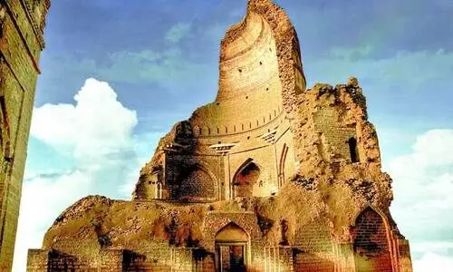 മന്ത്രിക്കുന്ന സ്മാരകങ്ങളുടെ നഗരം