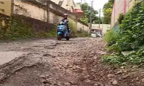 പൈപ്പിടാനായി കുഴിച്ച മണ്ണാംമ്മൂല - ശാസ്തമംഗലം റോഡ് കുളമായി