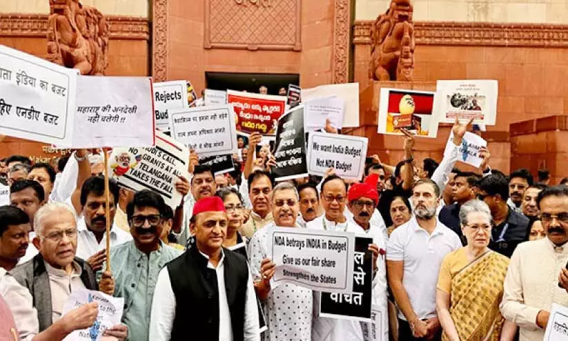 Protesting in the Parliament yard against discrimination in the Union Budget Protesting in the Parliament yard against discrimination in the Union Budget