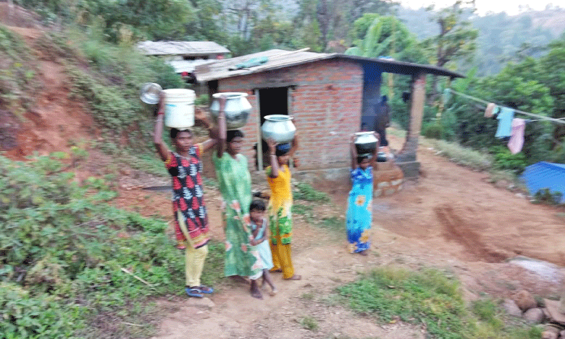 പു​ന​ര​ധി​വാ​സം ഫ​യ​ലി​ലു​റ​ങ്ങു​ന്നു; ഉ​രു​ൾ​പൊ​ട്ട​ൽ ഭീ​തി​യി​ൽ വാ​ളാ​രം​കു​ന്ന് ആ​ദി​വാ​സി കോ​ള​നി