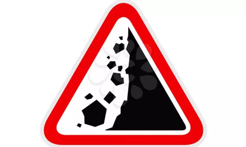 മംഗളൂരു -ബംഗളൂരു റൂട്ടിൽ റെയിൽ, റോഡ് ഗതാഗതത്തിന് സുരക്ഷയില്ല; ജനം ഭീതിയിൽ മംഗളൂരു -ബംഗളൂരു റൂട്ടിൽ റെയിൽ, റോഡ് ഗതാഗതത്തിന് സുരക്ഷയില്ല; ജനം ഭീതിയിൽ