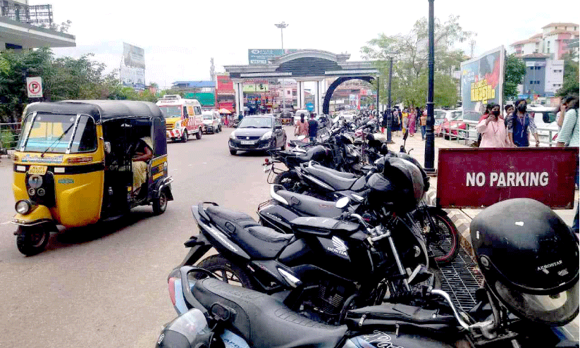 മെഡിക്കല്‍ കോളജിൽ അനധികൃത വാഹന പാര്‍ക്കിങ്