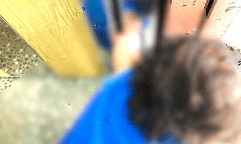 കു​ട്ടി​യു​ടെ കൈ ​ലി​ഫ്റ്റി​ൽ കു​ടു​ങ്ങി