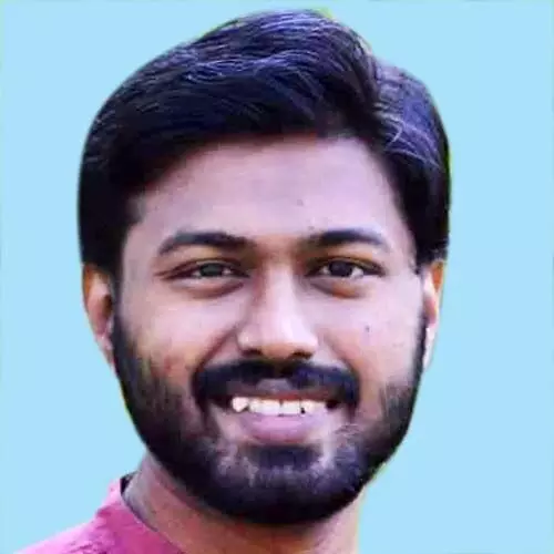 സി​ഗ്ന​ൽ തെ​റ്റി​ച്ചെ​ത്തി​യ വാ​ഹ​നം  യു​വാ​വി​ന്‍റെ ജീ​വ​നെ​ടു​ത്തു