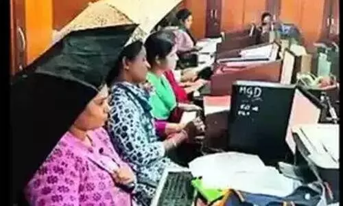 മ​ഴ ന​ന​ഞ്ഞ് മം​ഗ​ളൂ​രു ക​ല​ക്ട​റേ​റ്റ്; കു​ട ചൂ​ടി ജോ​ലി ചെ​യ്ത് ഹാ​വേ​രി താ​ലൂ​ക്ക് ഓ​ഫി​സ് ജീ​വ​ന​ക്കാ​ർ