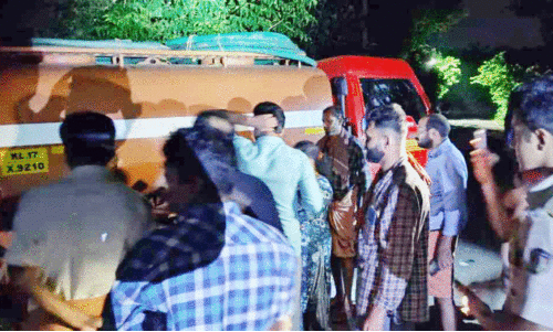 ക​ക്കൂ​സ് മാ​ലി​ന്യം വ​യ​ലി​ൽ ത​ള്ളാ​ൻ ശ്ര​മം; നാ​ട്ടു​കാ​ർ പി​ടി​കൂ​ടി