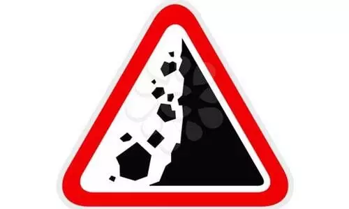 മം​ഗ​ളൂ​രു -ബം​ഗ​ളൂ​രു റൂ​ട്ടി​ൽ റെ​യി​ൽ, റോ​ഡ് ഗ​താ​ഗ​ത​ത്തി​ന് സു​ര​ക്ഷ​യി​ല്ല; ജ​നം ഭീ​തി​യി​ൽ