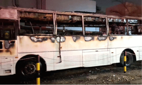 നി​ർ​ത്തി​യി​ട്ട ബ​സു​ക​ൾ​ക്ക് തീ​പി​ടി​ച്ചു