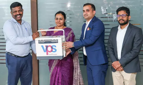 അമീബിക് മസ്തിഷ്ക ജ്വരം: ജര്മനിയില് നിന്നെത്തിച്ച മരുന്ന് വീണ ജോര്ജ് ഏറ്റുവാങ്ങി അമീബിക് മസ്തിഷ്ക ജ്വരം: ജര്മനിയില് നിന്നെത്തിച്ച മരുന്ന് വീണ ജോര്ജ് ഏറ്റുവാങ്ങി