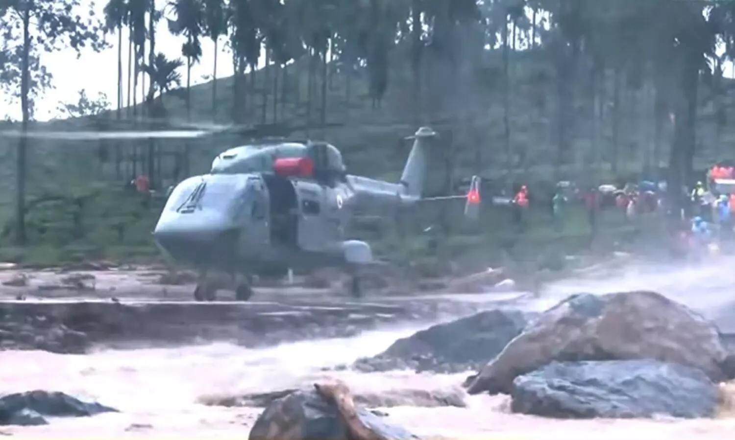 ദുരന്തഭൂമിയിൽ സാഹസിക ലാൻഡിങ്; ഹെലികോപ്ടർ വഴി പരിക്കേറ്റവരെ ഒഴിപ്പിച്ചു