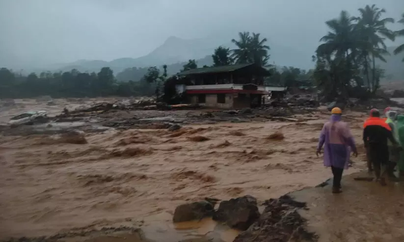 ഉരുള്‍പൊട്ടല്‍: താമര​ശ്ശേരി ചുരത്തിൽ ഗതാഗത നിയന്ത്രണം; അത്യാവശ്യ വാഹനങ്ങൾക്ക് മാത്രം യാത്രാനുമതി