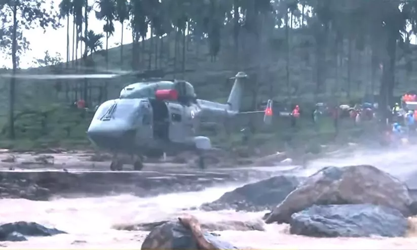 ദുരന്തഭൂമിയിൽ സാഹസിക ലാൻഡിങ്; ഹെലികോപ്ടർ വഴി പരിക്കേറ്റവരെ ഒഴിപ്പിച്ചു