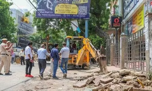 ഡൽഹിയിൽ ബുൾഡോസറുമായി അധികൃതർ