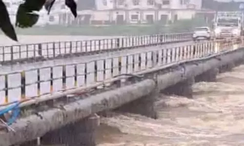 പുഴ കാണാനെത്തുന്നതിനും മത്സ്യബന്ധനത്തിനും വിലക്ക്