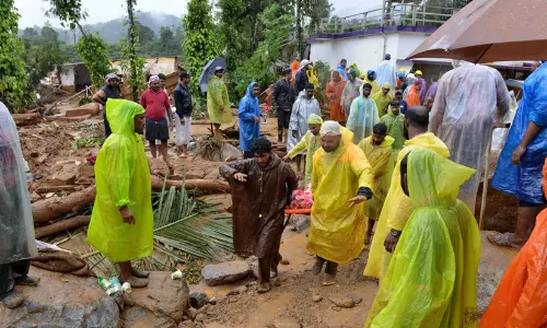 ഒഴുകിയെത്തിയ ദുരന്തം; വിറങ്ങലിച്ച് വയനാട്; എങ്ങും ഉറ്റവരെ നഷ്ടമായതിന്‍റെ വിലാപം...