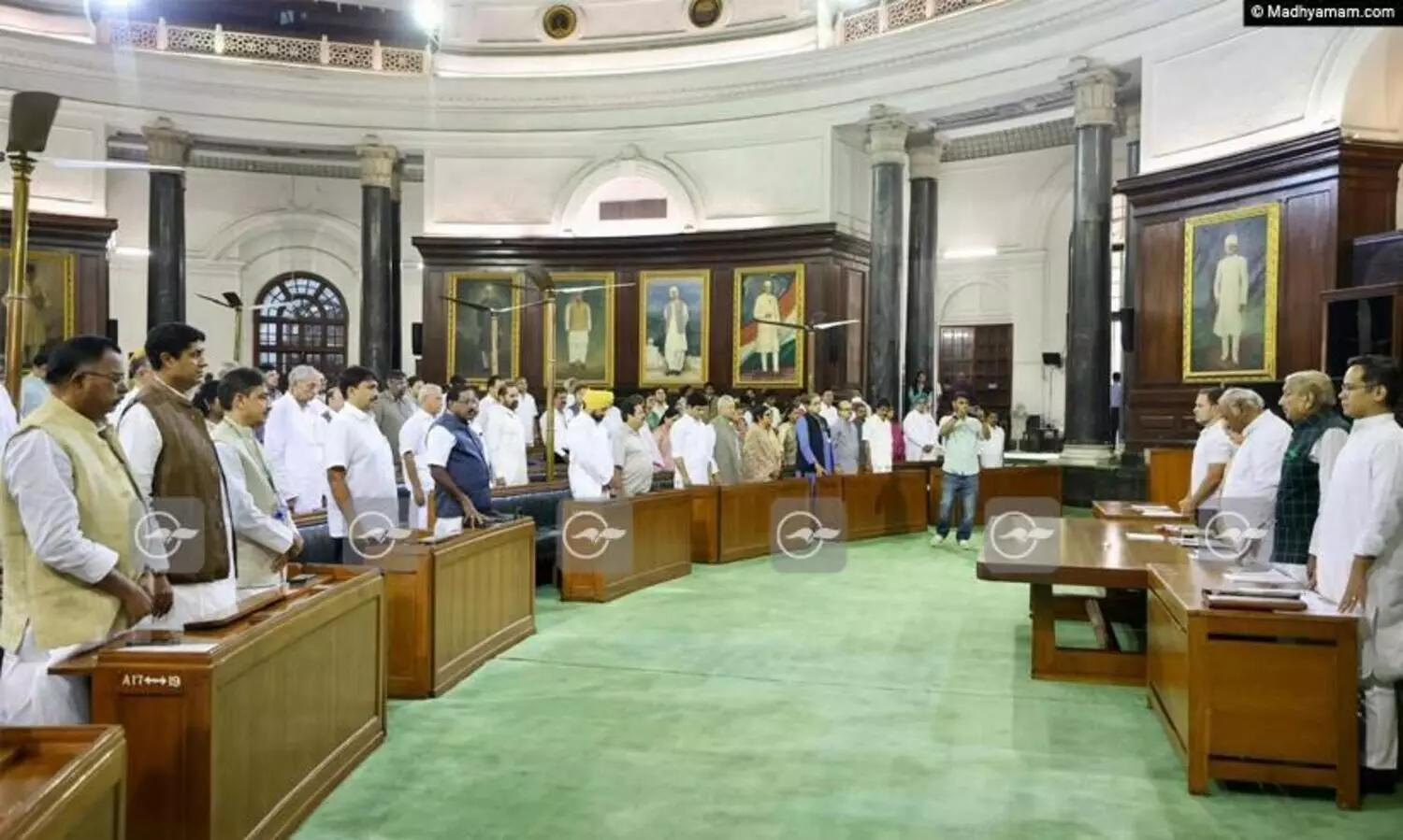 ഉരുൾപൊട്ടൽ ദുരന്തത്തിനിരയായവർക്ക് ആദരാഞ്ജലി അർപ്പിച്ച് കോൺഗ്രസ് പാർലമെന്ററി പാർട്ടി യോഗം