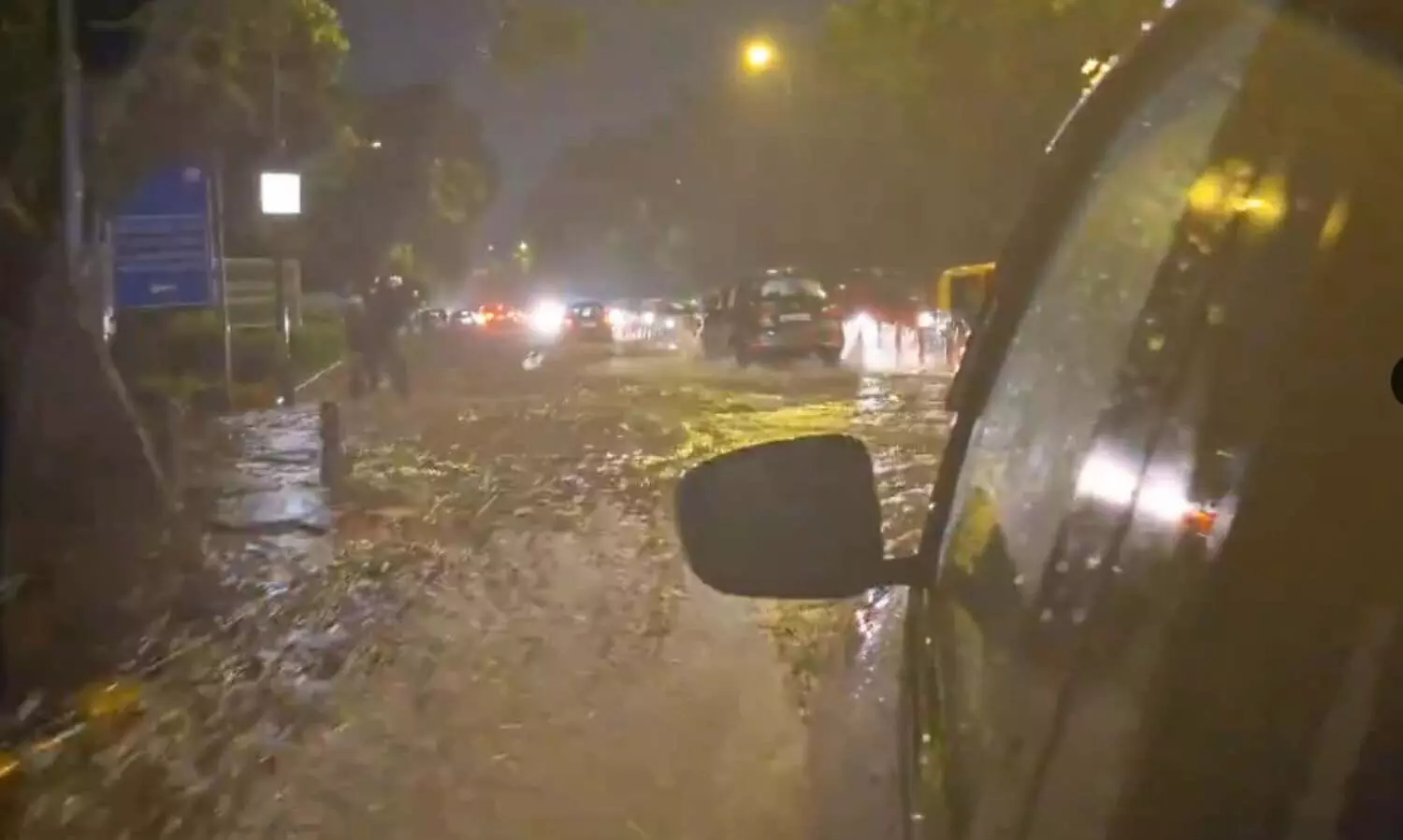 ഡൽഹിയിൽ കനത്ത മഴ, റെഡ് അലർട്ട്; വിമാനങ്ങൾ വഴിതിരിച്ചുവിട്ടു