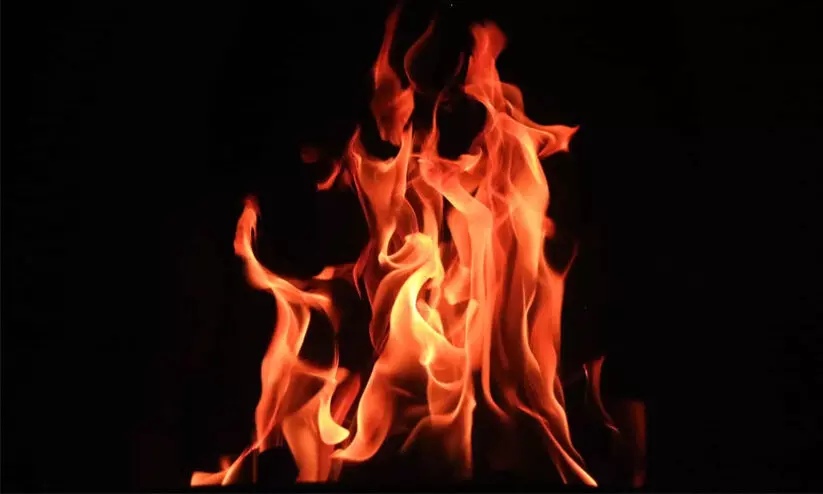 മി​ന അ​ബ്ദു​ല്ല​യി​ൽ  ട്ര​ക്കി​ന് തീ​പി​ടി​ച്ചു