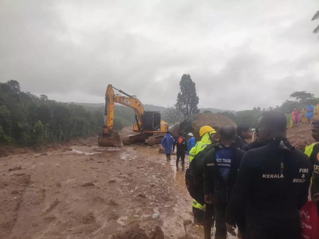 മുണ്ടക്കൈയിൽ രക്ഷാപ്രവർത്തനത്തിന് തിരിച്ചടിയായി കനത്ത മഴ മുണ്ടക്കൈയിൽ രക്ഷാപ്രവർത്തനത്തിന് തിരിച്ചടിയായി കനത്ത മഴ