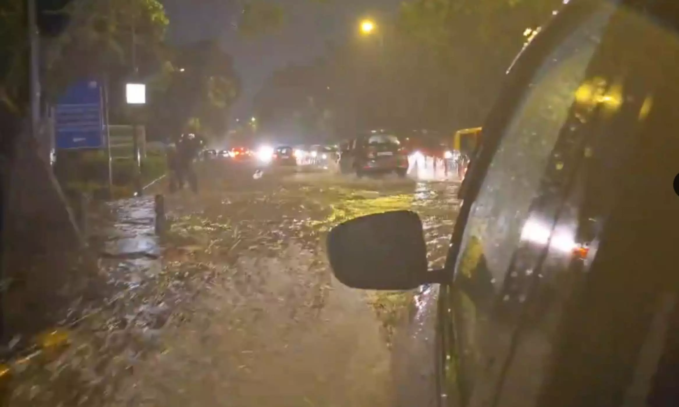 ഡൽഹിയിൽ കനത്ത മഴ, റെഡ് അലർട്ട്; വിമാനങ്ങൾ വഴിതിരിച്ചുവിട്ടു ഡൽഹിയിൽ കനത്ത മഴ, റെഡ് അലർട്ട്; വിമാനങ്ങൾ വഴിതിരിച്ചുവിട്ടു