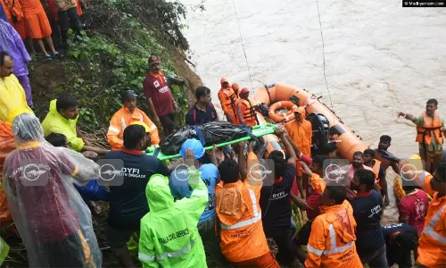 ചൂരൽ മലയിലേക്കുള്ള റോഡിൽ അത്യാവശ്യ വാഹനങ്ങൾ അല്ലാത്തവ പാർക്ക് ചെയ്യരുതെന്ന് ജില്ലാ കലക്ടർ